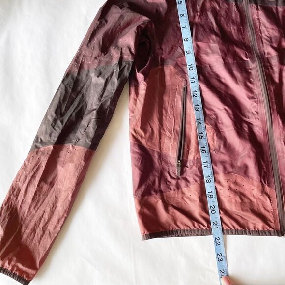 Lululemon Womens Red Black Cherry Merlot Patch Game Jacket Windbreaker Size 4 - Picture 11 of 14